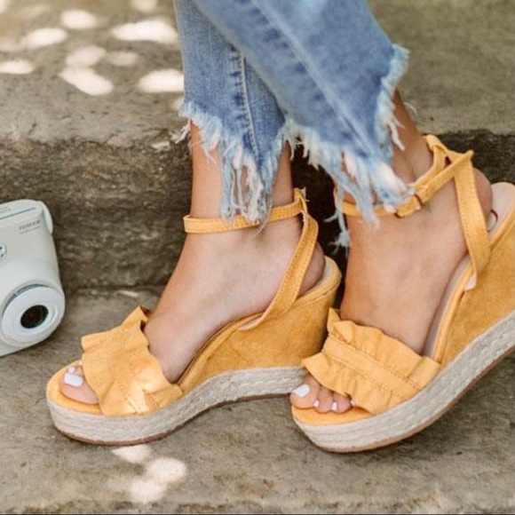 ❌SOLD❌CCOCCI} Ruffled Strap Wedge Sandals size 9 - Picture 2 of 4